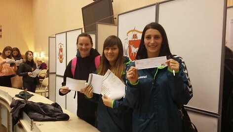 Lietuvos rankininkės per stovyklą balsavo rinkimuose į Seimą.