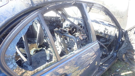 Kaune padegtas BMW automobilis