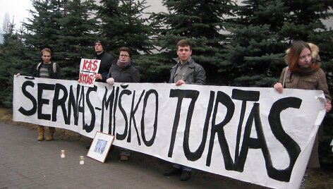 Klaipėdiečiai surengė protesto akciją prie&scaron; &scaron;e&scaron;tadieninę &scaron;ernų medžioklę miesto mi&scaron;kuose. 