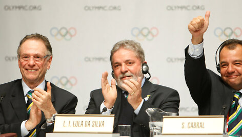 Nuteistieji Carlosas Nuzmanas (kairėje) ir Sergio Cabralis (de&scaron;inėje) kartu su Brazilijos prezidentu Luiz Inacio Lula da Silva 2009 metais.