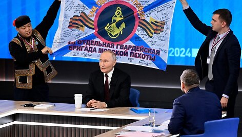 Vladimiras Putinas ir Ramiojo vandenyno laivyno 155-osios jūrų pėstininkų brigados vėliava / AFP