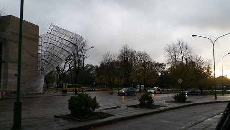 Dėl pavojingai pasvirusių pastolių buvo uždaryta gatvė