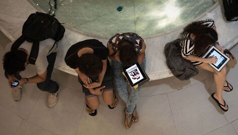 Žmonės naudojasi i&scaron;maniaisiais telefonais ir plan&scaron;etiniais kompiuteriais