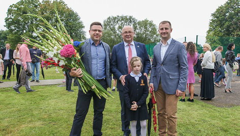 Anūkę į mokyklą Rugsėjo 1-ąją atlydėjęs Visvaldas Matijošaitis