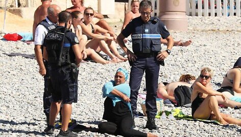 Policininkai apsupo burkinį apsirengusią moterį