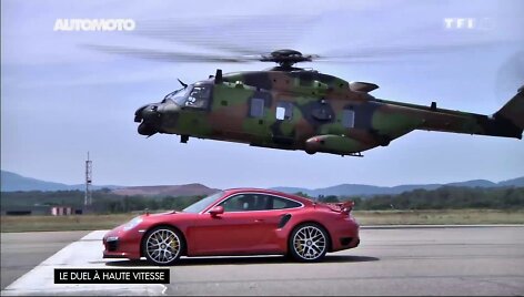 &bdquo;Porsche 911&ldquo; prie&scaron; karinį sraigtasparnį