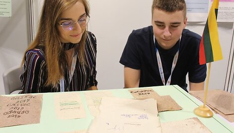 Kinijoje pristatytas moksleivių sukurtas alternatyvus popierius, pagamintas i&scaron; plačialapių &scaron;vendrių