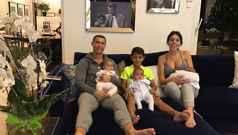 Cristiano Ronaldo ir Georgina Rodriguez su vaikais