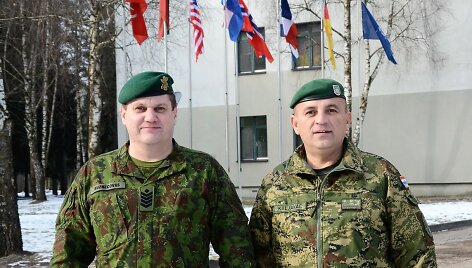 2018 metai, Rukla. Lietuvos kariuomenės vir&scaron;ila Vitalijus Kuznecovas ir NATO prie&scaron;akinių pajėgų bataliono Kroatijos kontingento vyr. leitenantas Mato Kuljanacas