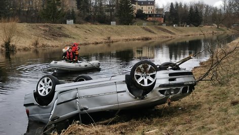 Iš upės ištrauktame automobilyje rastas žmogaus kūnas.