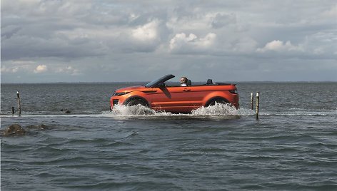 Vasaros pranašas „Range Rover Evoque Convertible“ užsuks į Lietuvą