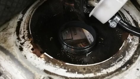 Kybartų kelio poste sulaikytos dyzeline paskandintos kontrabandinės cigaretės