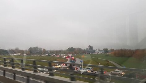 Ties Jakų žiedu susidarė kelių kilometrų ilgio automobilių spūstys. 