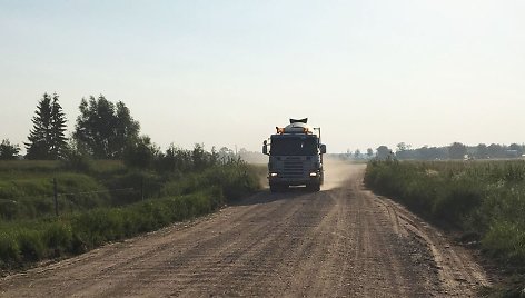 Žvyrkelyje iš Šilutės į Rusnę laužomi automobiliai 