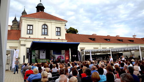 Septintasis ciklo &bdquo;Pažaislio liepų alėjos vakarai&rdquo; koncertas buvo skirtas artėjančiam jubiliejiniam Nacionaliniam bardų festivaliui &bdquo;Purpurinis vakaras&rdquo;