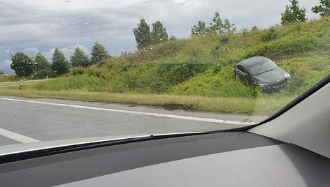 Greitkelyje nuo kelio nulėkė BMW