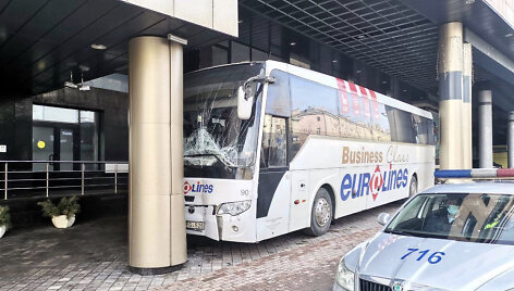 Minske į koloną rėžėsi be priežiūros paliktas autobusas, turėjęs važiuoti į Vilnių