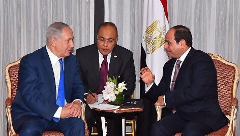 Benjaminas Netanyahu (kairėje) ir Abdel Fattah al Sisi (de&scaron;inėje) Niujorke