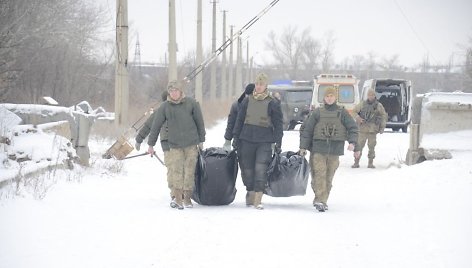 Ukrainos kariai neša Svetlodarsko rajone žuvusių karių kūnus