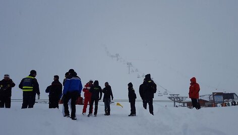 Spėjama, kad po sniegu atsidūrė iki 30 žmonių