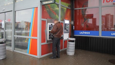 Panevėžietis prie bankomato