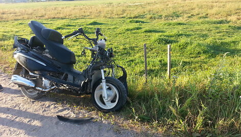 Motoroleris po avarijos Tauragės rajone 