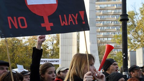 Per Lenkiją ritasi nauja protestų banga dėl planų suvaržyti moterų teisę nutraukti nė&scaron;tumą