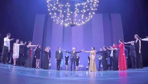 Rimas Tuminas Maskvos J.Vachtangovo teatre sulaukė originalaus trupės sveikinimo su įteikta &bdquo;Teatro žmogaus&ldquo; premija