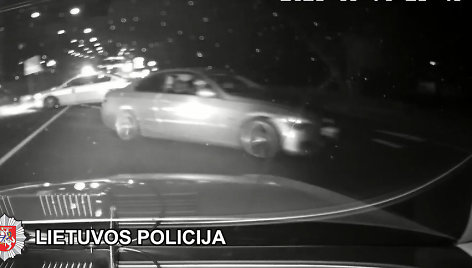 Naktį nufilmuotos BMW gaudynės: nepilnametis Vilniuje lėkė 200 km/val., sukėlė avarijų