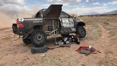 &bdquo;Toyota Hilux&ldquo; sankabos remontas Dakaro ralio metu