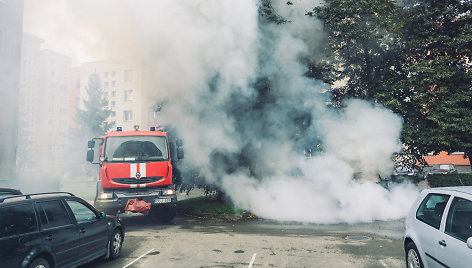 Daugiabučio kieme Kaune sudegė automobilis