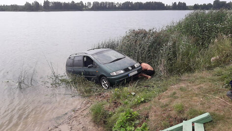 Vairuotojai važiuojant atbulomis, Kėdainių rajone &bdquo;VW Sharan&ldquo; atsidūrė tvenkinyje