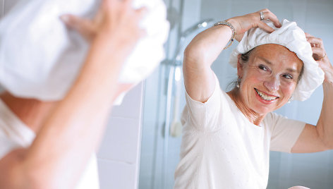  „TENA Shampoo Cap“ – drėgna, iš anksto gausiai šampūno ir kondicionieriaus prisotinta kepurė, kurią panaudojus plaukų nereikia nuskalauti vandeniu.