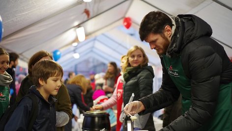 Broliai Lavrinovičiai labdaros akcijoje „Maltiečių sriuba“