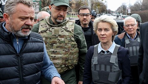 Europos Komisijos pirmininkė Ursula von der Leyen, ES užsienio reikalų įgaliotinis Josepas Borrellis ir Slovakijos ministras pirmininkas Eduardas Hegeris lankėsi Bučoje, kur žuvo &scaron;imtai civilių gyventojų