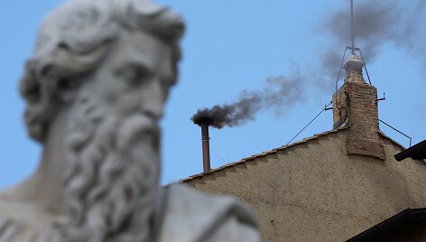 Juodi dūmai vir&scaron; Vatikano / Reuters
