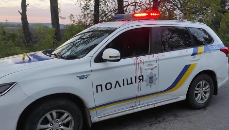 Sustabdžius automobilį, vyrai maskuojančiais drabužiais su&scaron;audė policininkus