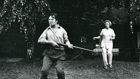 Filmo &bdquo;Sadūto Tūto&ldquo; stop kadras. Aktoriai Bronius Babkauskas ir Eugenija Ple&scaron;kytė
