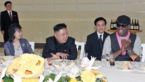 Šiaurės Korėjos lyderis Kim Jong Unas su žmona Ri Sol-Ju ir krepšininku Dennisu Rodmanu (dešinėje)