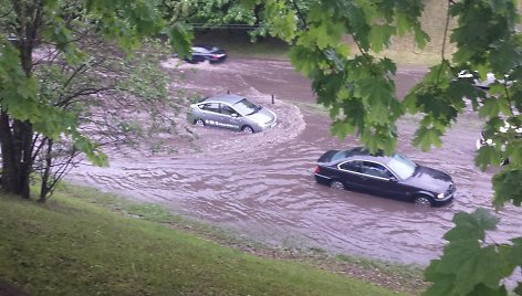 Audra Vilniuje, Narbuto g., skendo automobiliai, Valerijos Iljinaitės nuotr.