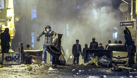 Protestuotojai susidūrė su policijos pajėgomis Stambule