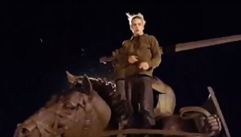 Ant Vyčio skulptūros Kaune užsilipęs jaunuolis