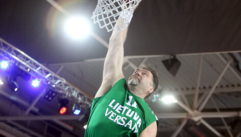 Arvydas Sabonis deda į krep&scaron;į