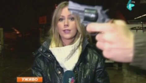 Serbijoje tiesioginio eterio metu praeivis reporterei priki&scaron;o ginklą