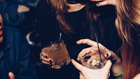 Paauglės vartoja alkoholį (asociatyvinė nuotr.)