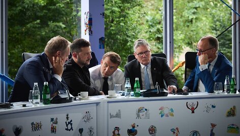 Donaldas Tuskas, Volodymyras Zelenskis, Emmanuelis Macronas, Keiras Starmeris, Friedrichas Merzas
