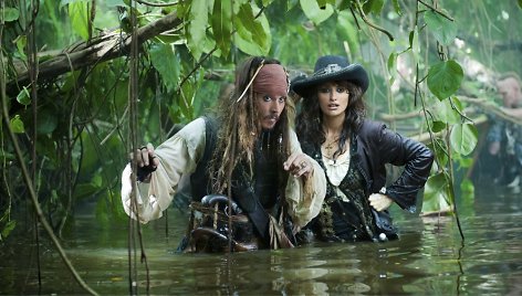 Johnny Deppas ir Penelope Cruz filme „Karibų piratai: ant keistų bangų“