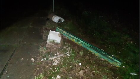 Kėdainių rajone &bdquo;Passat&ldquo; apgadino autobusų stotelę