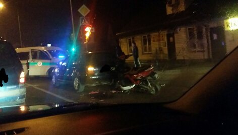Garliavoje girto vairuotojo valdomas motoroleris rėžėsi į &bdquo;Audi&ldquo;