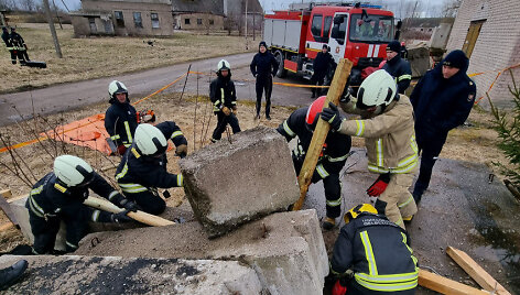 Kretingoje per pratybas mokomasi gelbėti aukas i&scaron; griuvėsių.